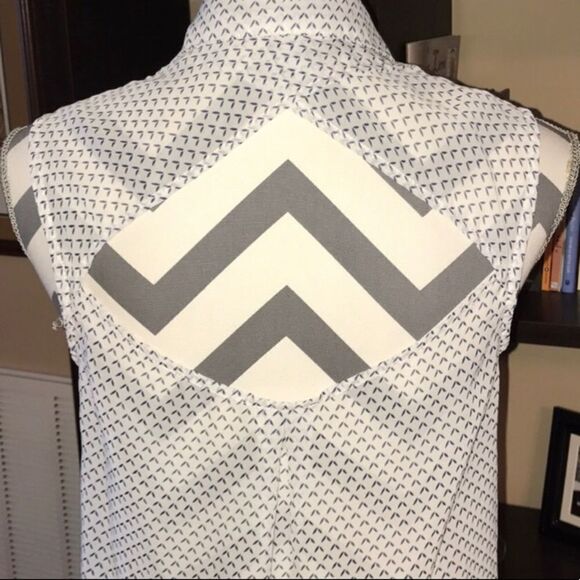 Timing Sheer Top With Cutout Back Size SMALL - Picture 4 of 5